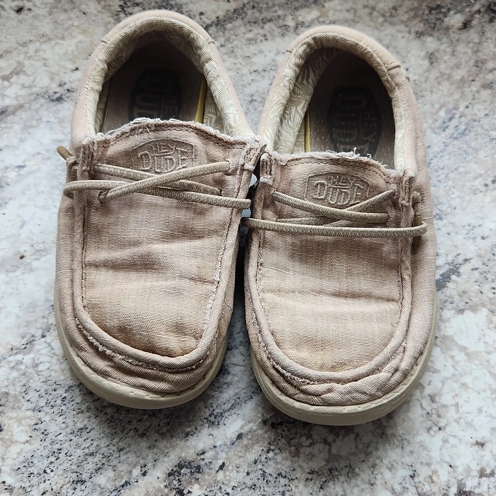 Hey dudes size 1 tan
